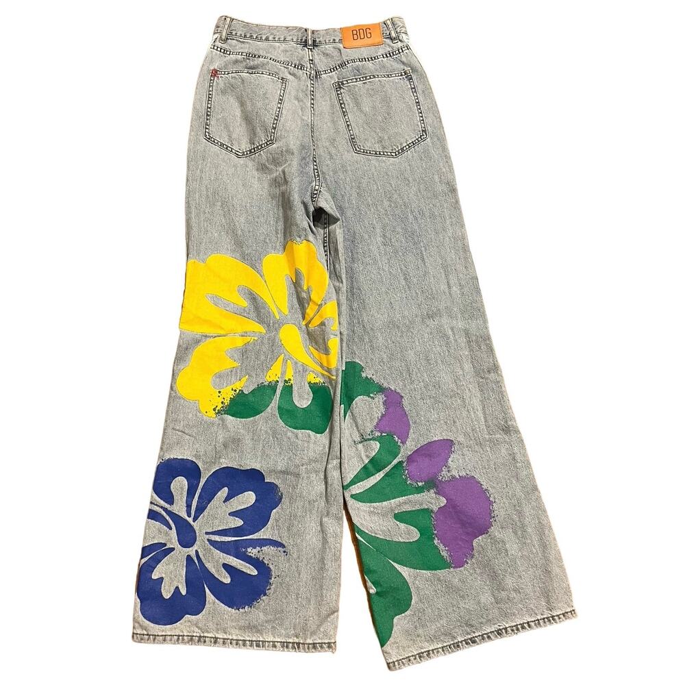 Light Wash Wide-Leg Jeans with Multicolor Floral Print 🌸🍃🌼 - Picture 4 of 11